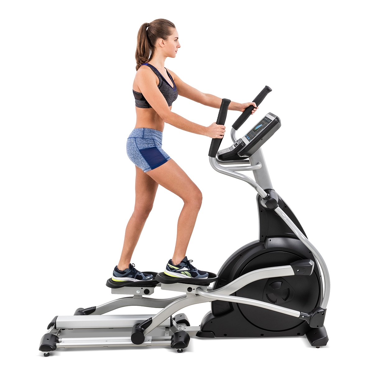 Using elliptical trainer right handlebar for stability