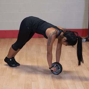 Using ab wheel for controlled core training